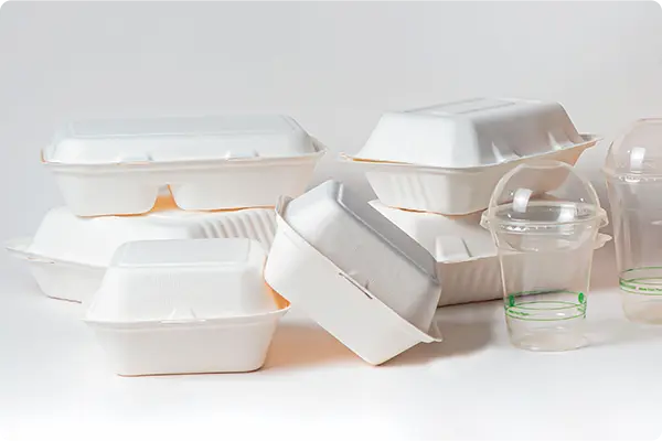 Envases biodegradables para pollo a la brasa, sanguches y bebidas frías o calientes, de materiales ecológicos y compostables