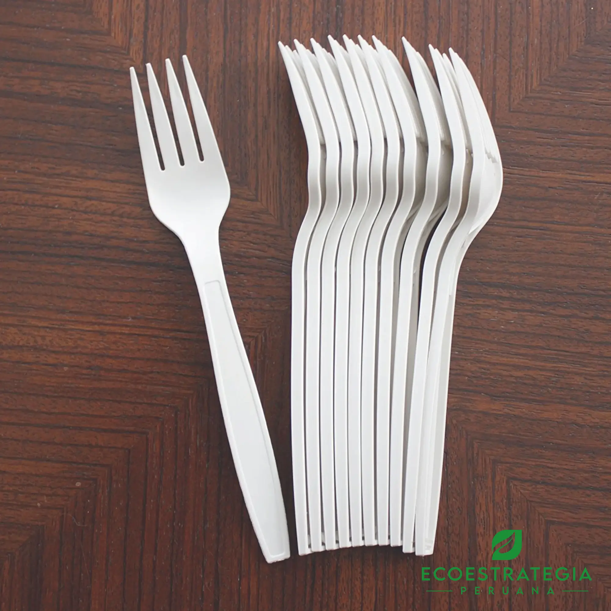  Tenedor desechable ecológico hecho de maíz – producto biodegradable para reducir el uso de plásticos en comidas al aire libre.